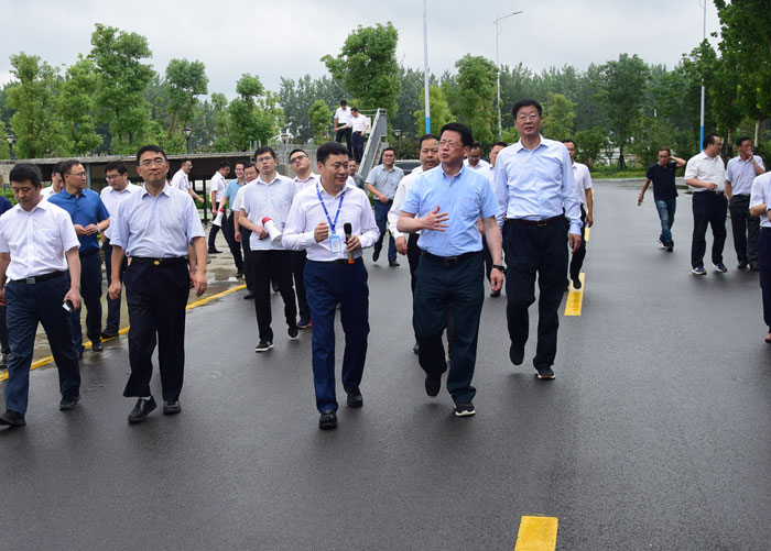 6月29日，副省長、市委書記楊光榮帶隊，深入晶宮綠建集團(tuán)裝配式建筑產(chǎn)業(yè)基地，實地觀摩產(chǎn)業(yè)項目建設(shè)情況，推動全市在比學(xué)趕超中掀起產(chǎn)業(yè)項目建設(shè)新熱潮。.jpg